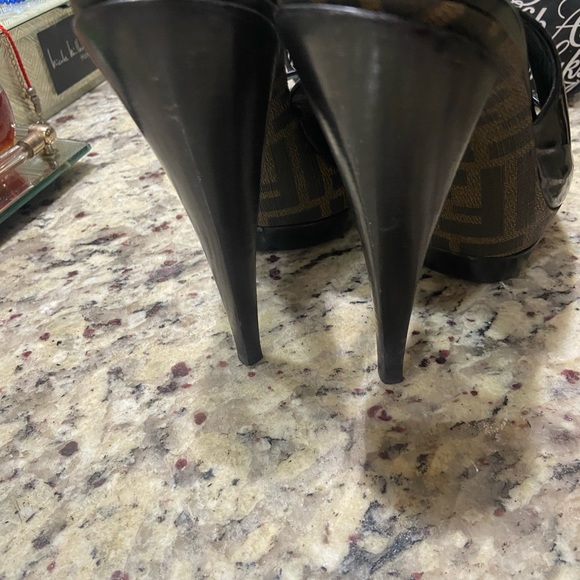 Fendi woman’s shoe size 37 in great condition with box - Picture 8 of 10